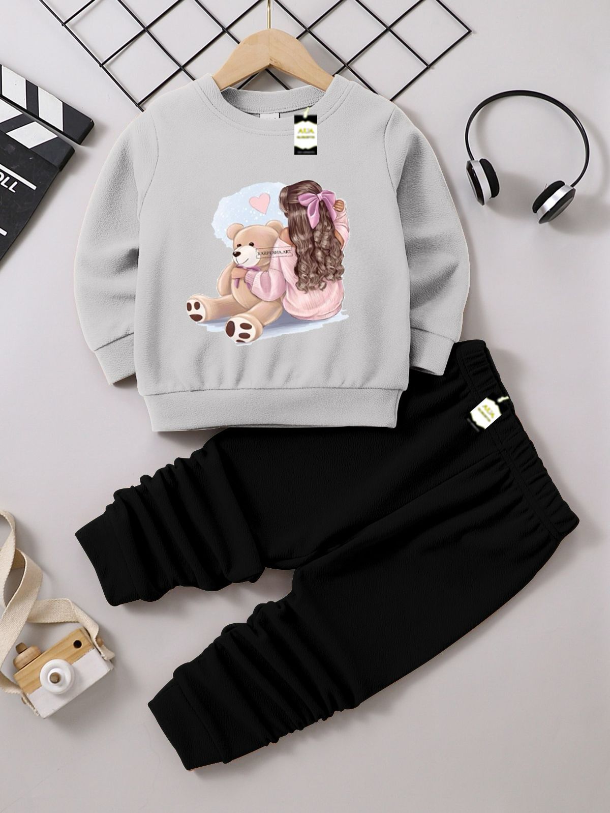 Graphic Sweatshirt and Black Jogger Set - Cozy Fleece Pullover and Trouser Outfit AZ-0099