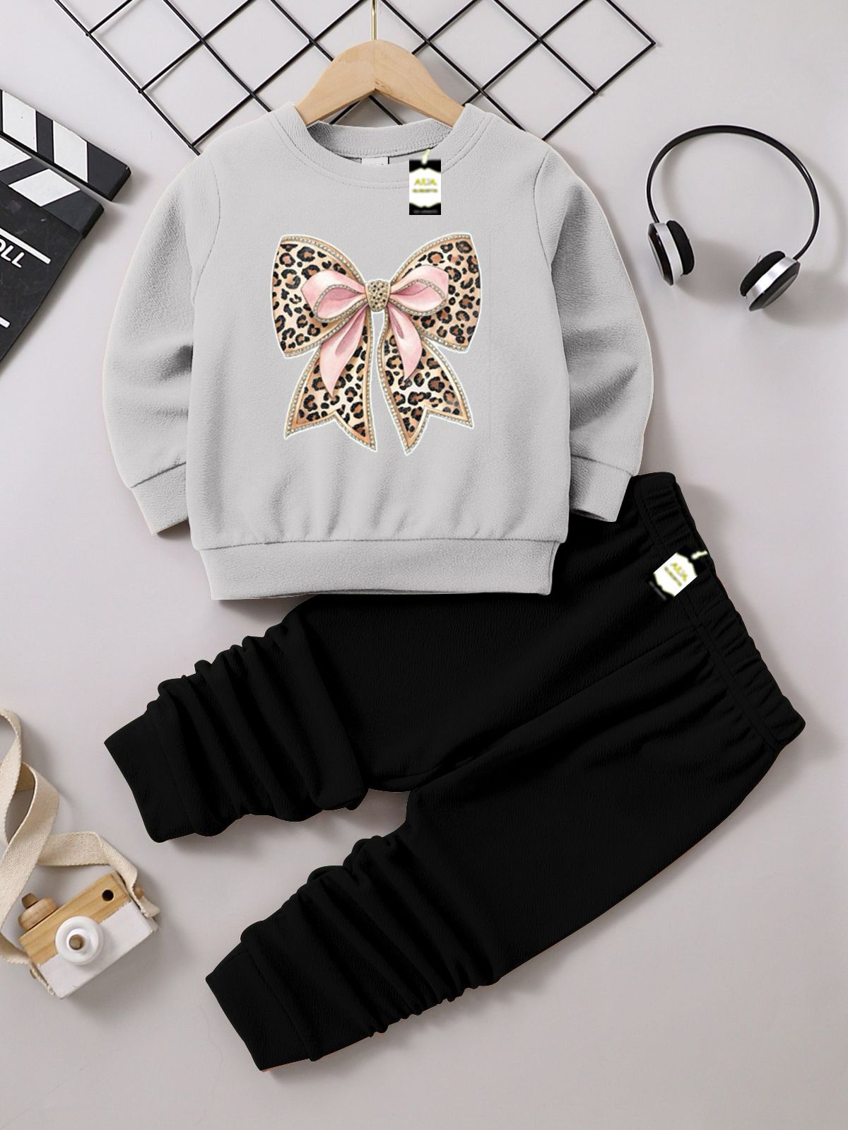 Graphic Sweatshirt and Black Jogger Set - Cozy Fleece Pullover and Trouser Outfit AZ-0099