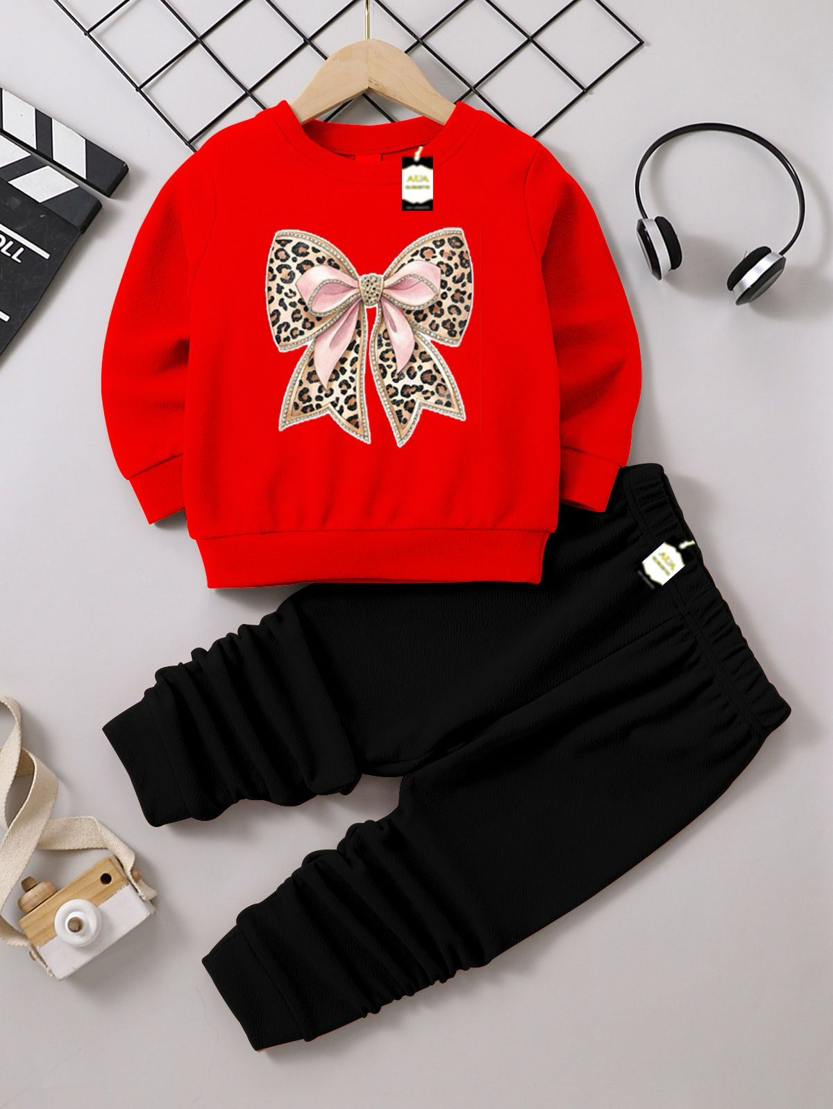 Graphic Sweatshirt and Black Jogger Set - Cozy Fleece Pullover and Trouser Outfit AZ-0099