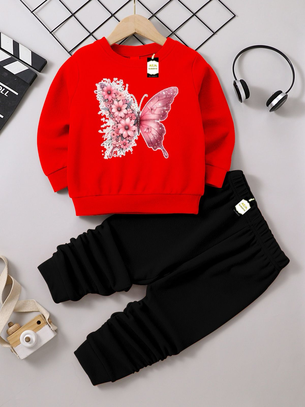 Graphic Sweatshirt and Black Jogger Set - Cozy Fleece Pullover and Trouser Outfit AZ-0099