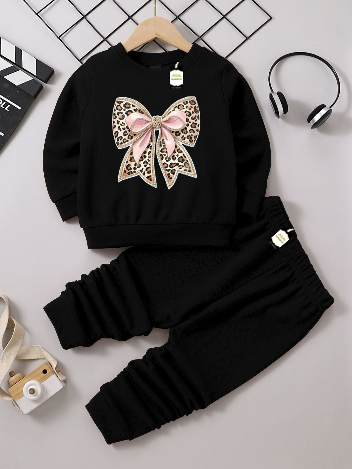 Graphic Sweatshirt and Black Jogger Set - Cozy Fleece Pullover and Trouser Outfit AZ-0099