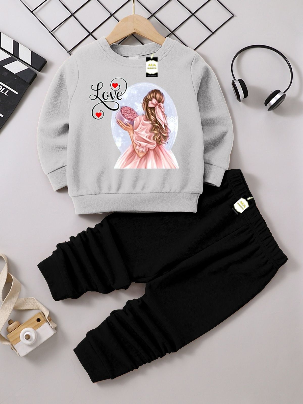 Graphic Sweatshirt and Black Jogger Set - Cozy Fleece Pullover and Trouser Outfit AZ-0099