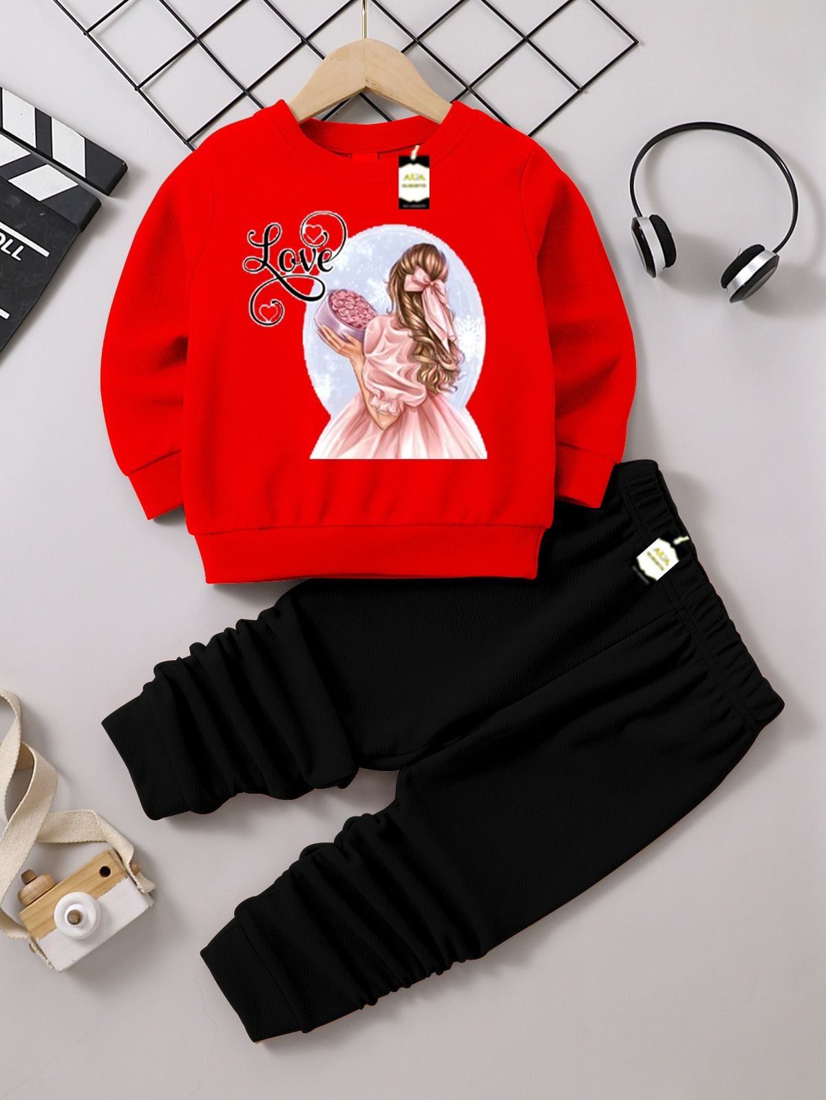 Graphic Sweatshirt and Black Jogger Set - Cozy Fleece Pullover and Trouser Outfit AZ-0099
